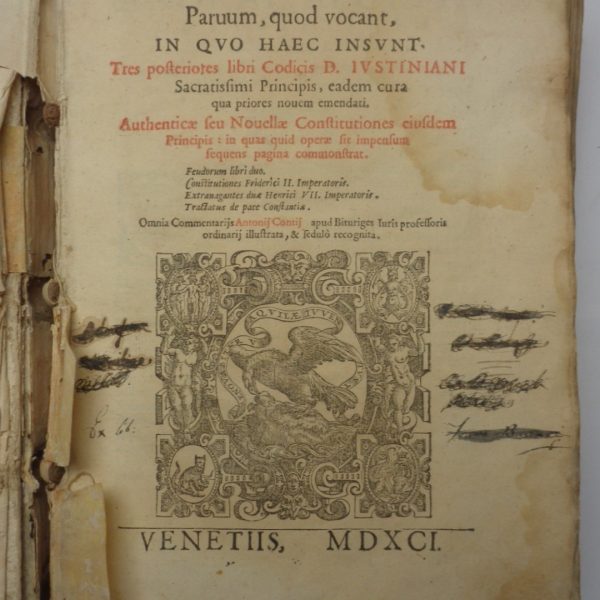 VOLUMEN LEGUM PARUUM […] Segue: INSTITUTIONUM SIVE PRIMORUM TOTIUS IURISPRUDENTIAE ELEMENTORUM LIBRI QUATUOR […]